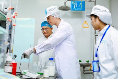 探究真實溯源 朱亞文代言“簡愛父愛配方”，揭示全程透明化與極致質檢的雙重保障
